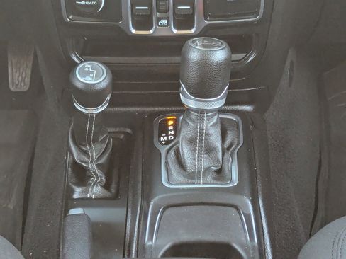 Used 2019 Jeep Wrangler Unlimited Sahara image 22