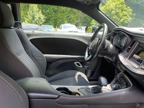 Used 2018 Dodge Challenger SXT image 40