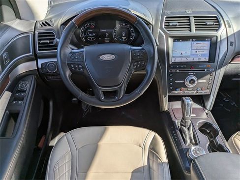 Used 2018 Ford Explorer Platinum image 16