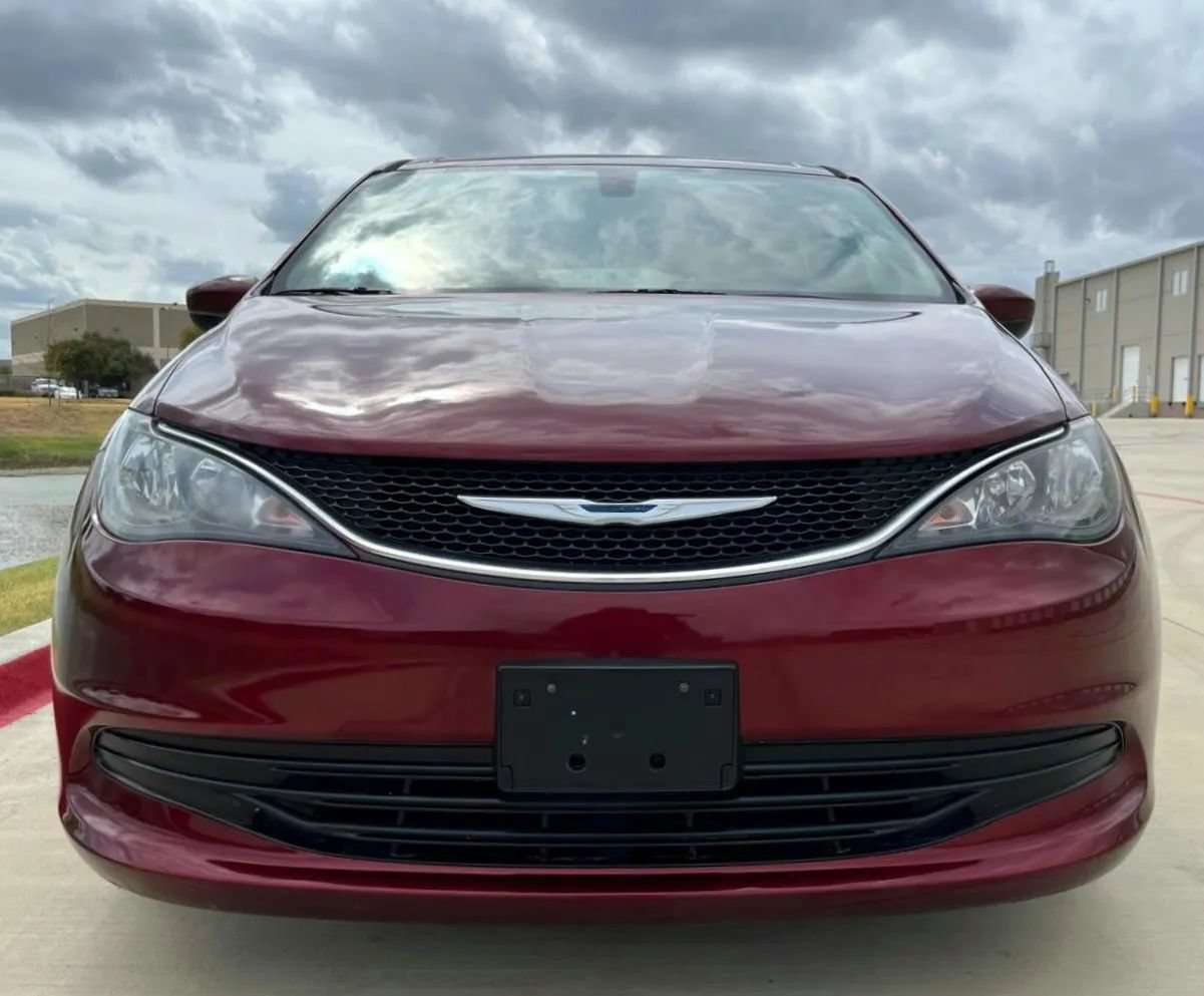 Used 2017 Chrysler Pacifica Touring FWD image 2