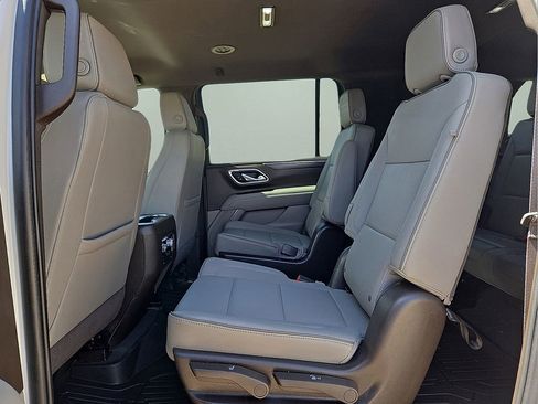 Used 2022 GMC Yukon XL SLT w/ SLT Luxury Package image 18