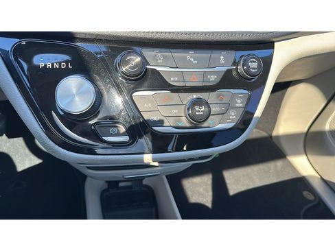 Used 2018 Chrysler Pacifica Limited FWD image 16