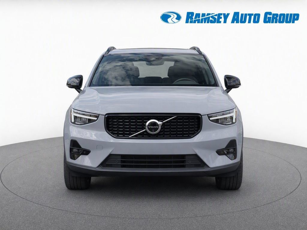 Used 2024 Volvo XC40 B5 Plus w/ Protection Package Premier AWD/4WD image 5