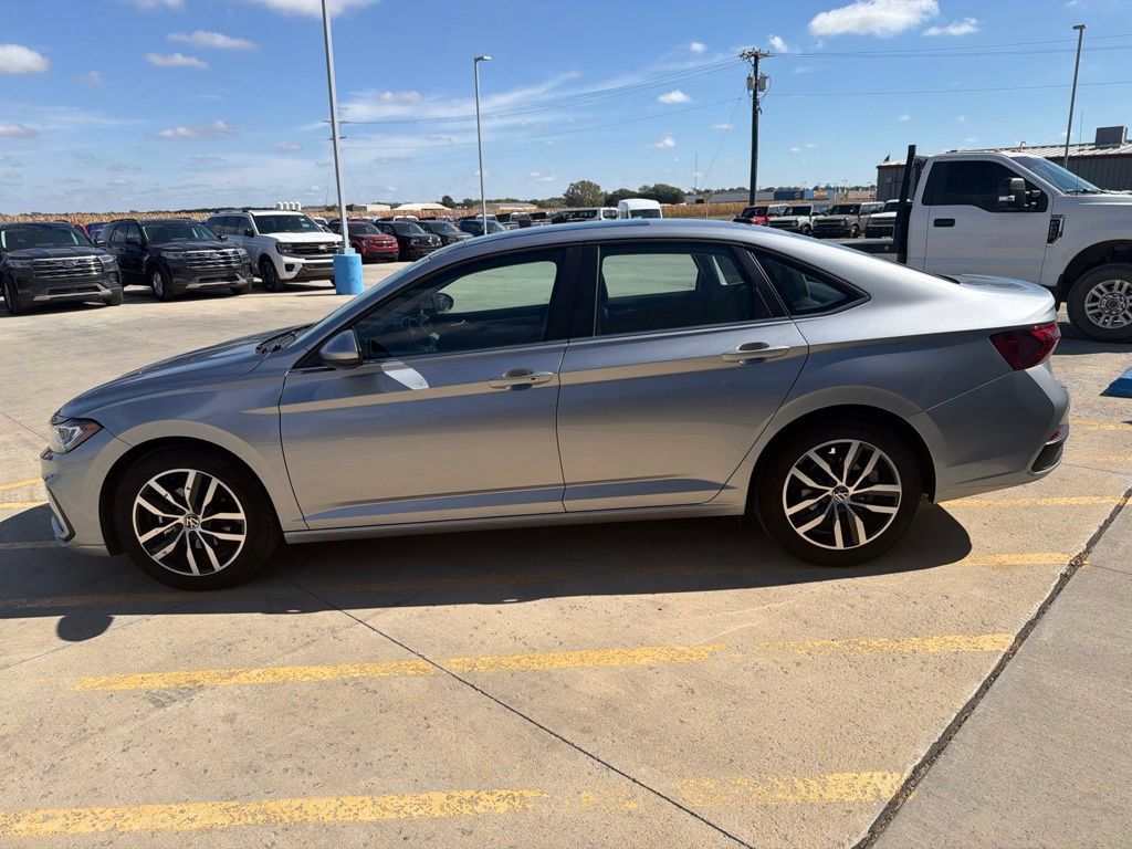 Used 2025 Volkswagen Jetta SE FWD image 4
