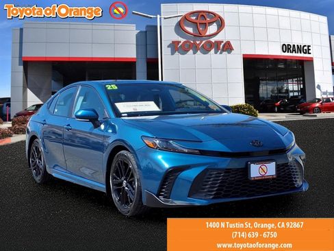 Certified 2025 Toyota Camry SE w/ Convenience Package FWD image 1