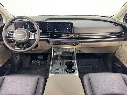 Used 2025 Kia Carnival image 12
