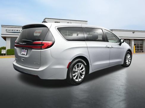 Used 2026 Chrysler Pacifica Limited FWD image 5