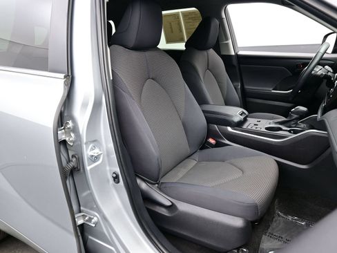 Used 2023 Toyota Highlander LE AWD/4WD image 15