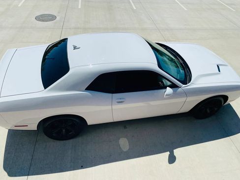 Used 2020 Dodge Challenger SXT RWD image 9