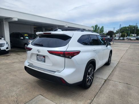 Used 2022 Toyota Highlander XLE FWD image 5