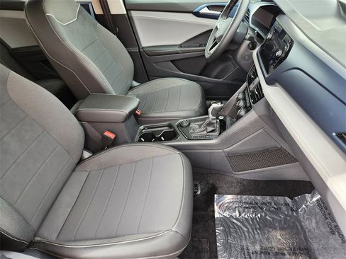 New 2024 Volkswagen Taos SE image 19