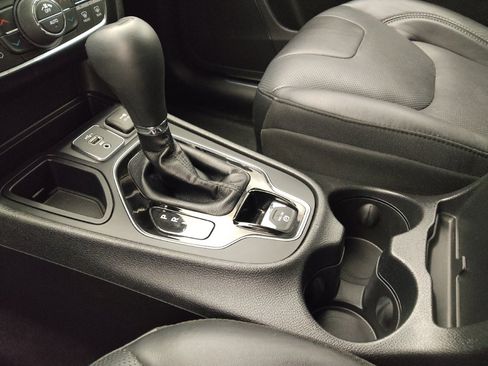 Used 2020 Jeep Cherokee Limited FWD image 26