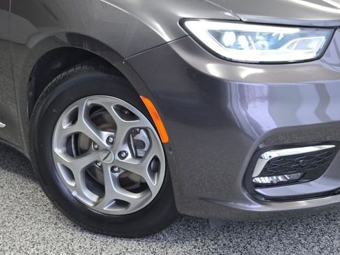 Used 2022 Chrysler Pacifica Limited FWD image 3
