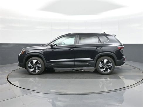 New 2026 Volkswagen Taos SE image 4