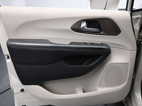 Used 2019 Chrysler Pacifica Touring Plus w/ Cold Weather Group image 25