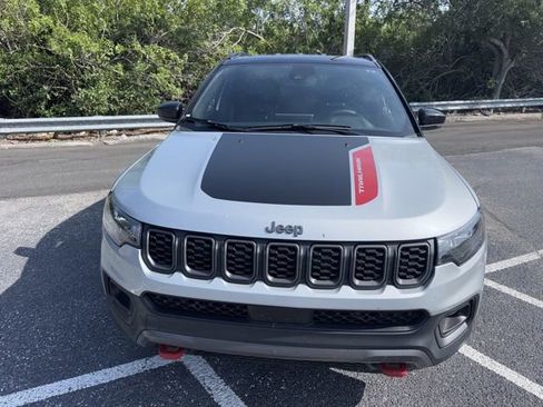 Used 2025 Jeep Compass Trailhawk AWD/4WD image 2