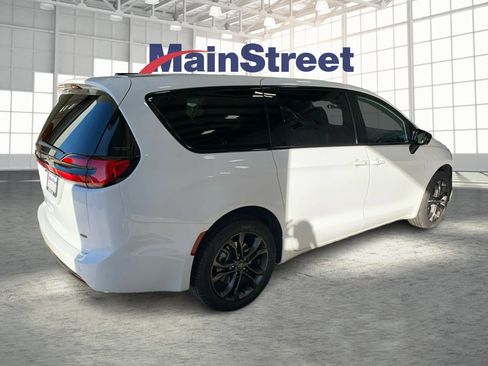 New 2026 Chrysler Pacifica Select image 5