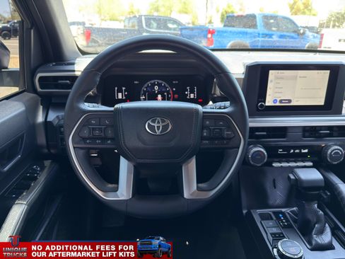 Used 2025 Toyota 4Runner SR5 AWD/4WD image 33