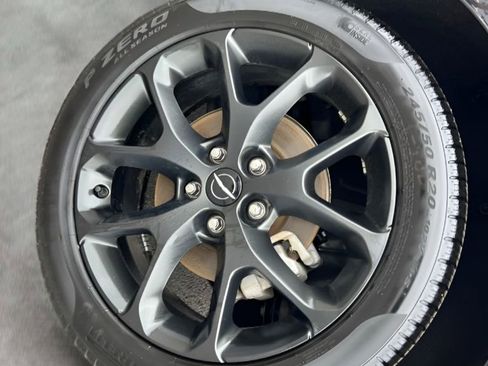 Used 2025 Chrysler Pacifica Limited FWD image 6