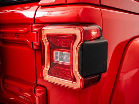 Used 2022 Jeep Wrangler Unlimited Sahara w/ LED Lighting Group AWD/4WD image 9