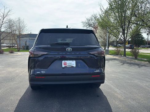 Used 2024 Toyota Sienna XLE image 11