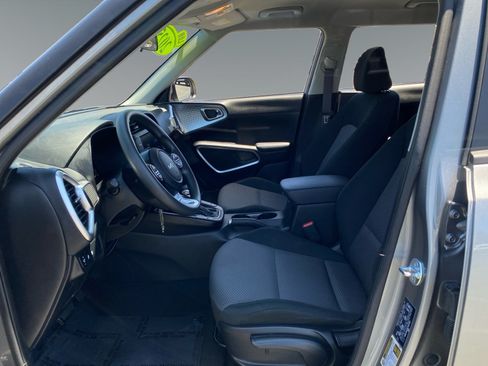 Used 2025 Kia Soul LX FWD image 9