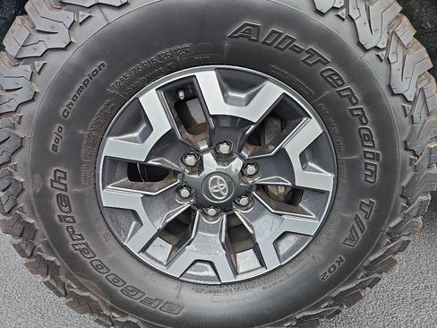 Used 2021 Toyota Tacoma TRD Off-Road w/ Technology Package AWD/4WD image 15