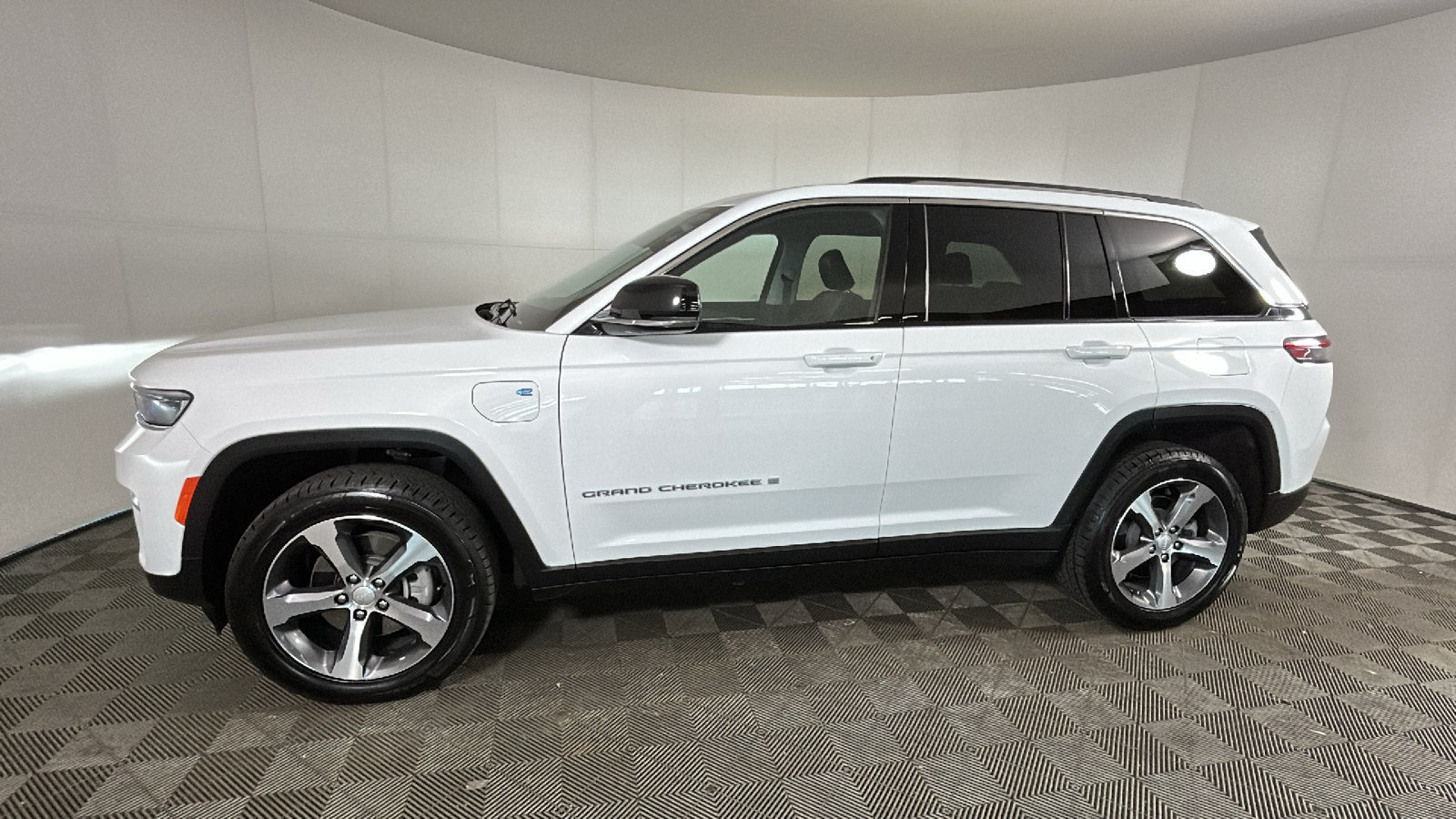 Used 2023 Jeep Grand Cherokee 4WD 4xe image 6
