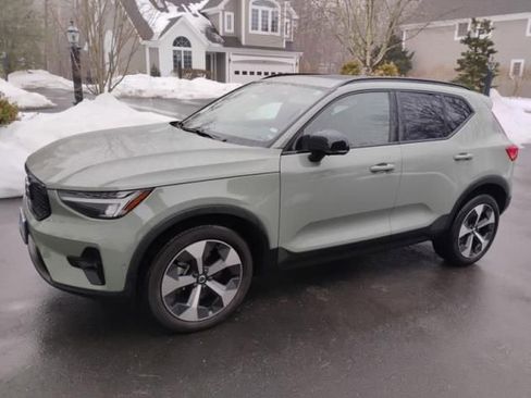 Used 2023 Volvo XC40 B5 Plus w/ Driver Assist Package image 3