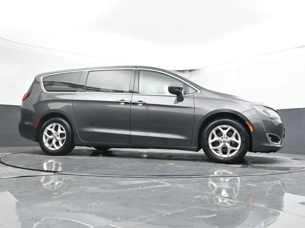 Used 2018 Chrysler Pacifica Touring Plus w/ Tire & Wheel Group FWD image 23