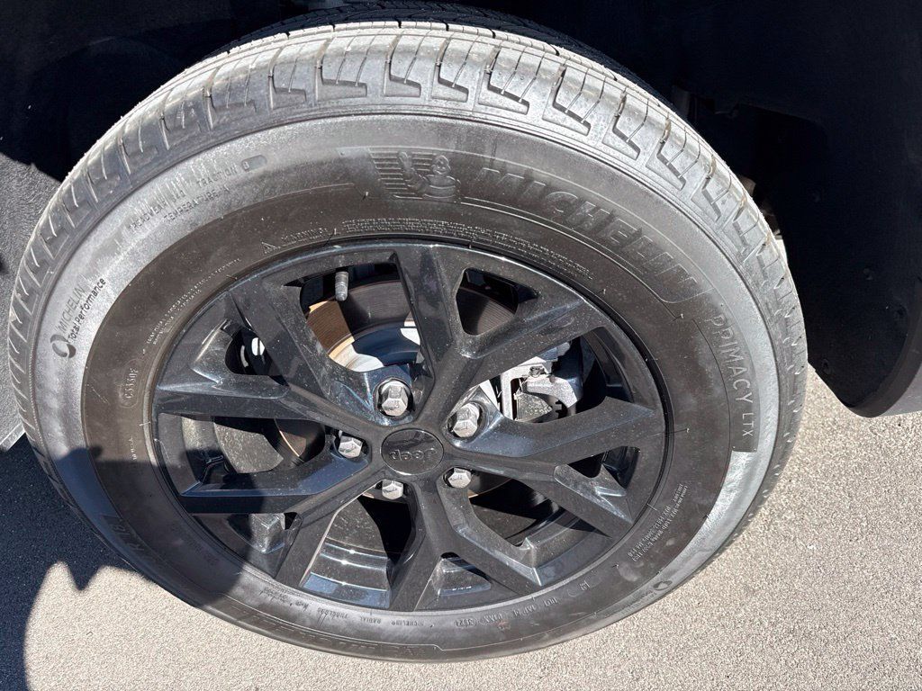 Used 2025 Jeep Grand Cherokee Altitude AWD/4WD image 39