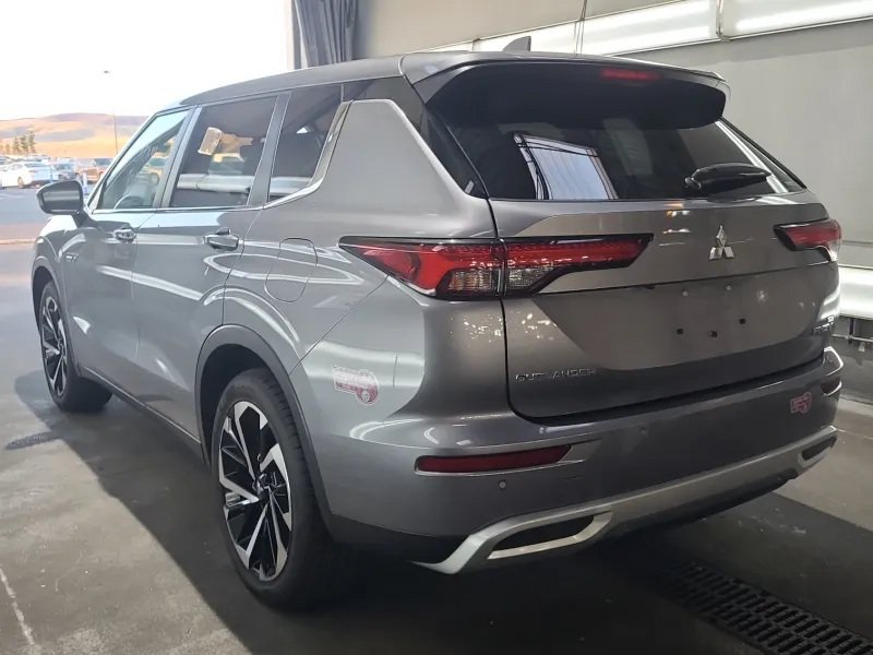 Used 2024 Mitsubishi Outlander 4WD Plug-In Hybrid image 2