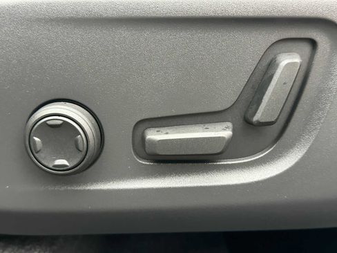 Used 2025 Volvo XC40 B5 Core w/ Protection Package Premier image 22