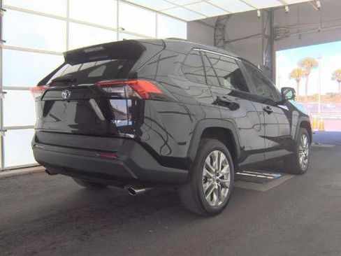 Used 2020 Toyota RAV4 XLE Premium image 5