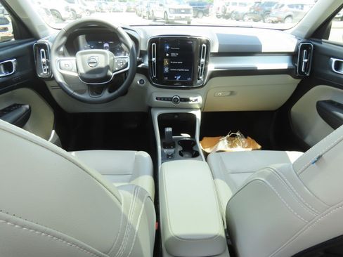 Used 2021 Volvo XC40 T4 Momentum FWD image 24
