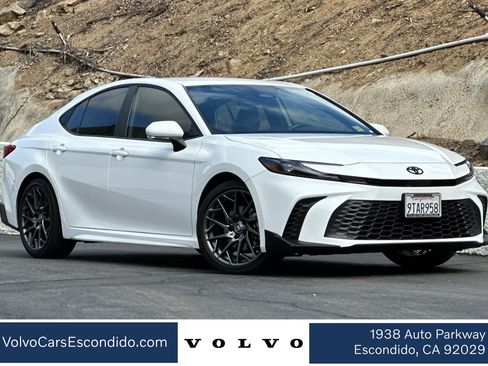 Used 2025 Toyota Camry SE FWD image 1