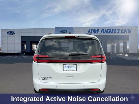 Used 2025 Chrysler Pacifica Limited image 6