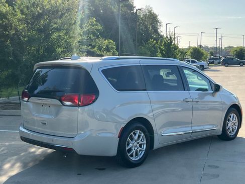 Used 2020 Chrysler Pacifica Touring-L FWD image 11