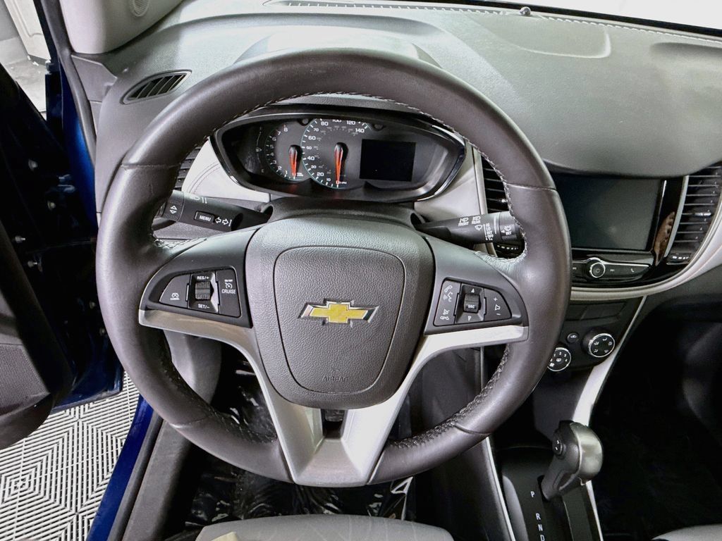 Used 2020 Chevrolet Trax LT w/ LT Convenience Package FWD image 19