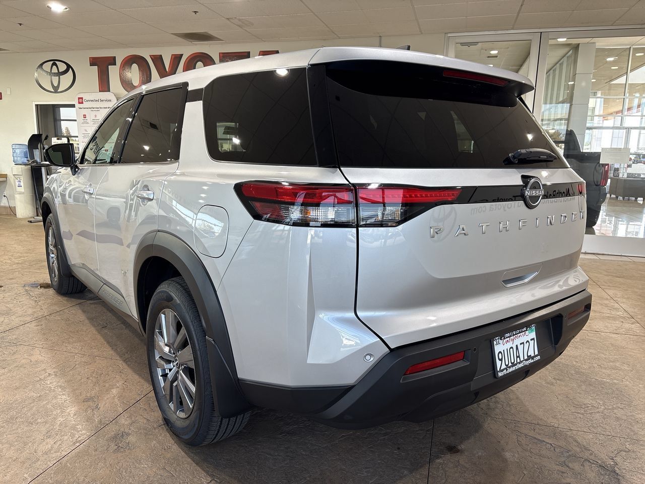 Used 2025 Nissan Pathfinder S FWD image 8