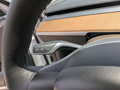Used 2024 Tesla Model Y Long Range AWD/4WD image 31