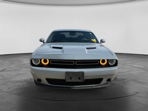 Used 2022 Dodge Challenger SXT RWD image 2