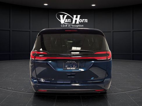 Used 2022 Chrysler Pacifica Touring-L w/ S Appearance Package FWD image 6