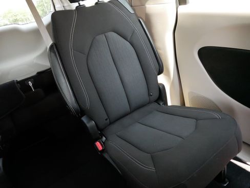 Used 2023 Chrysler Voyager LX FWD image 14
