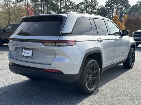 New 2025 Jeep Grand Cherokee Altitude image 8