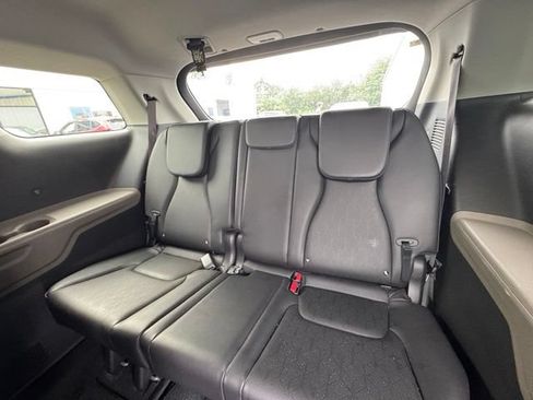 Used 2025 Kia Carnival FWD image 12