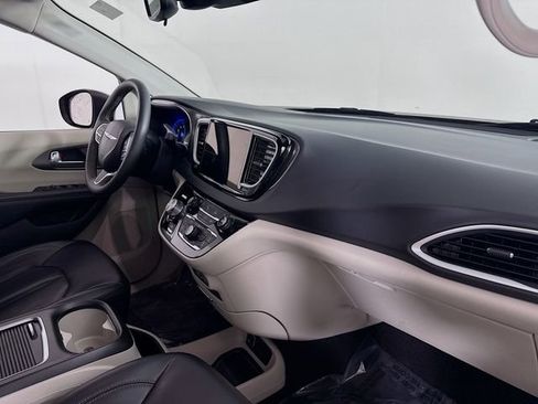 Used 2023 Chrysler Pacifica Touring-L image 29