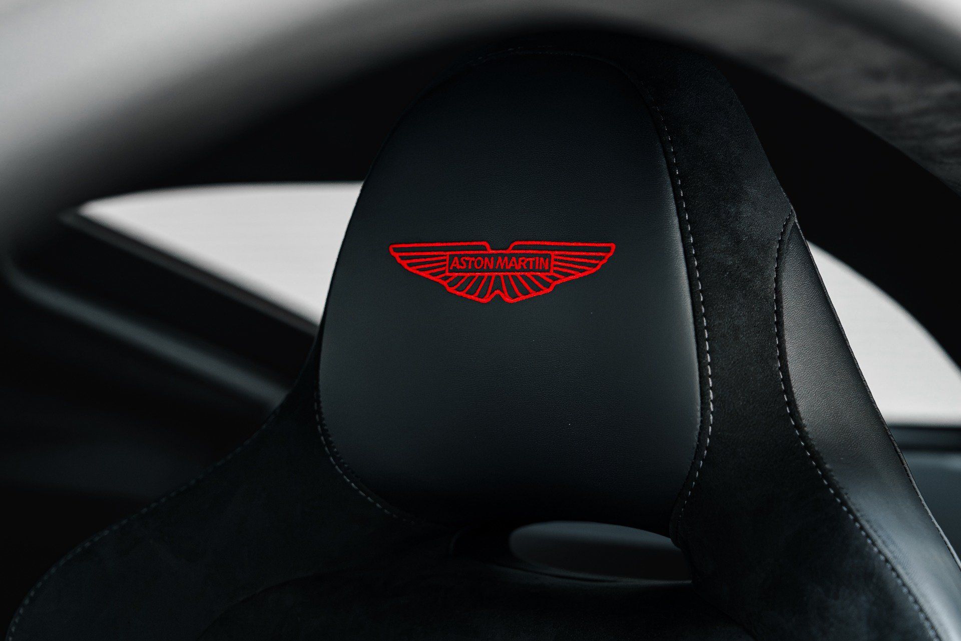 Used 2025 Aston Martin V8 Vantage Coupe RWD image 36