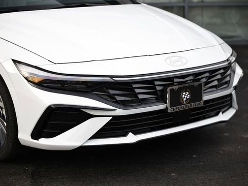 Certified 2025 Hyundai Elantra Limited image 2