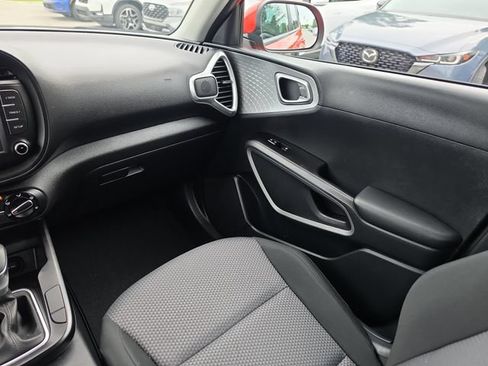 Certified 2025 Kia Soul LX w/ LX Technology Package FWD image 9